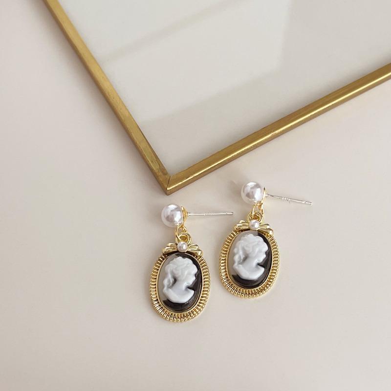 Retro fashion oil-dripping earrings niche temperament medieval style earrings personality high-end pearl earrings