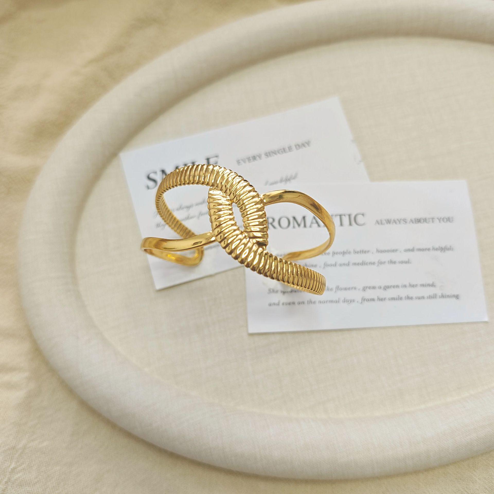 European-Style Golden Twisted Cross Bracelet: Retro Niche Design for Women