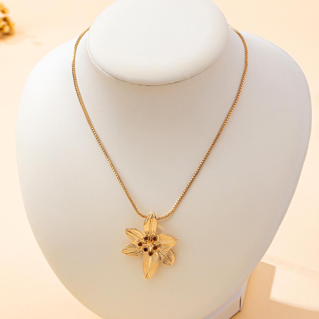 

A Women s Fashion Pendant Necklace, a Simple and Elegant Flower-Shaped Pendant Necklace, Suitable for Daily Wear and Gift Giving
