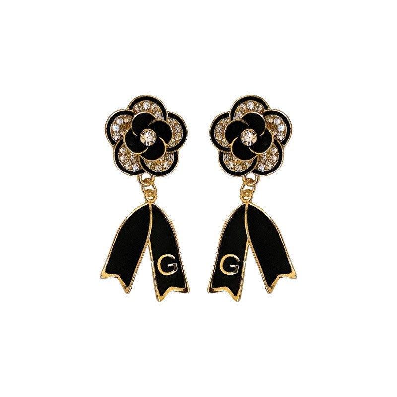 Black Pearl Flower Earrings Are Elegant And Composed For Women. Black Earrings Are Women'S Accessories