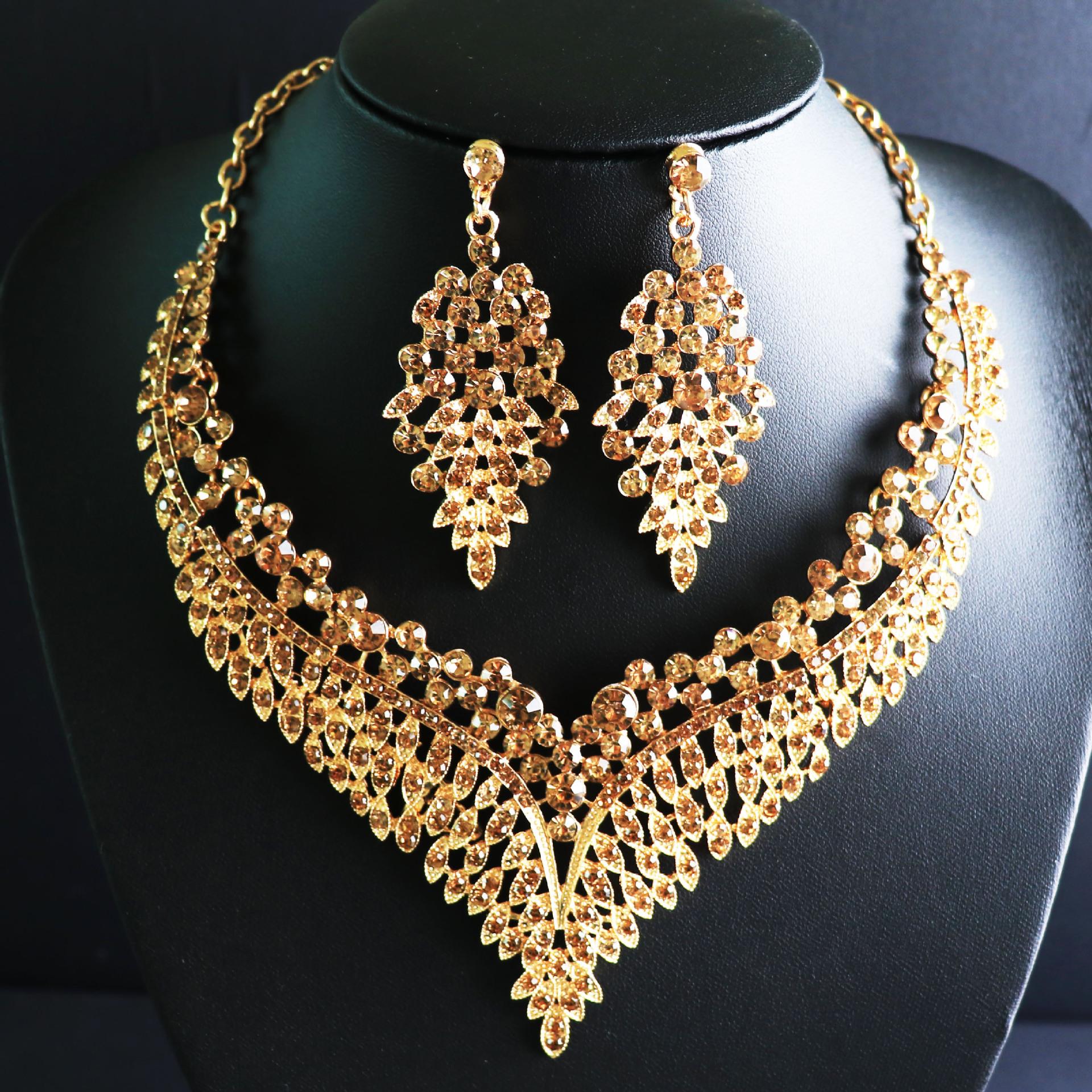 

Комплект из ожерелья и серег, комплект из 2 предметов из сплава Court Temperament с кристаллами в стиле ретро темно-коричневого