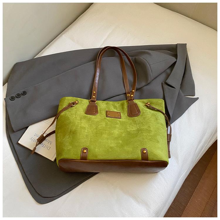 

Retro commuter tote bag 2025 autumn new large-capacity fashion shoulder underarm bag high-value handbag women зелёный