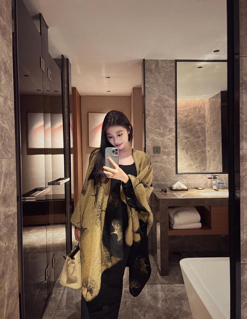 Northwest Xinjiang Women's Autumn/Winter Shawl Cape: Western Sichuan Travel Cloak & Thick Tibetan Scarf