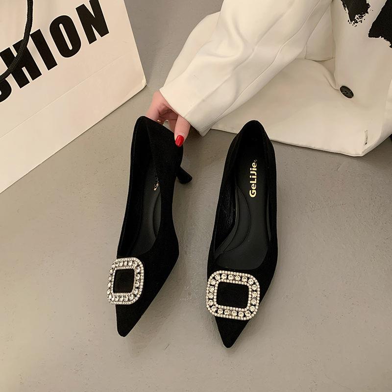 

Европейские туфли-лодочки из мягкого бархата со стразами, квадратная пряжка, каблук-рюмочка, женские, 2025 новинка, острый носок, мелкий вырез, мягкая подошва, темпераментные, универсальные, женские 35