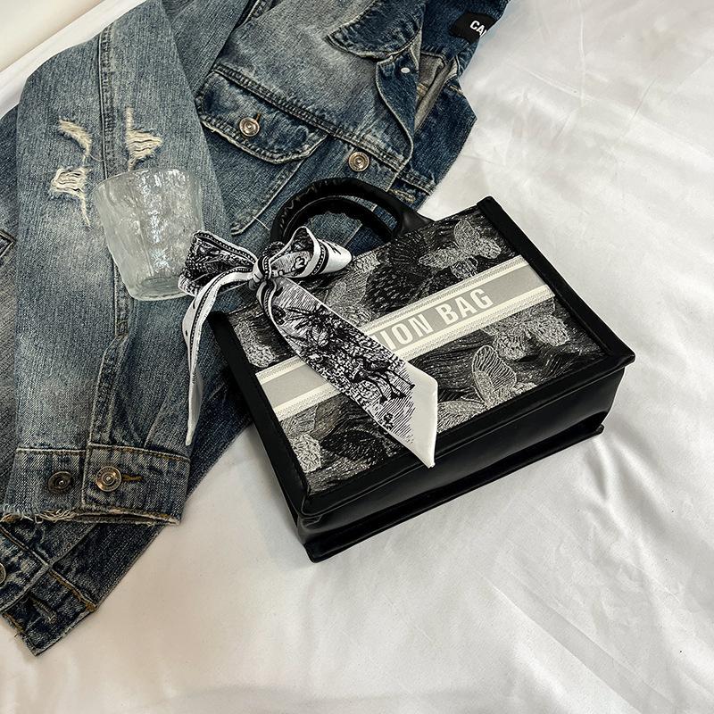 Personality trend niche commuter handbag shoulder large capacity beautiful tote bag women's messenger bag casual bag