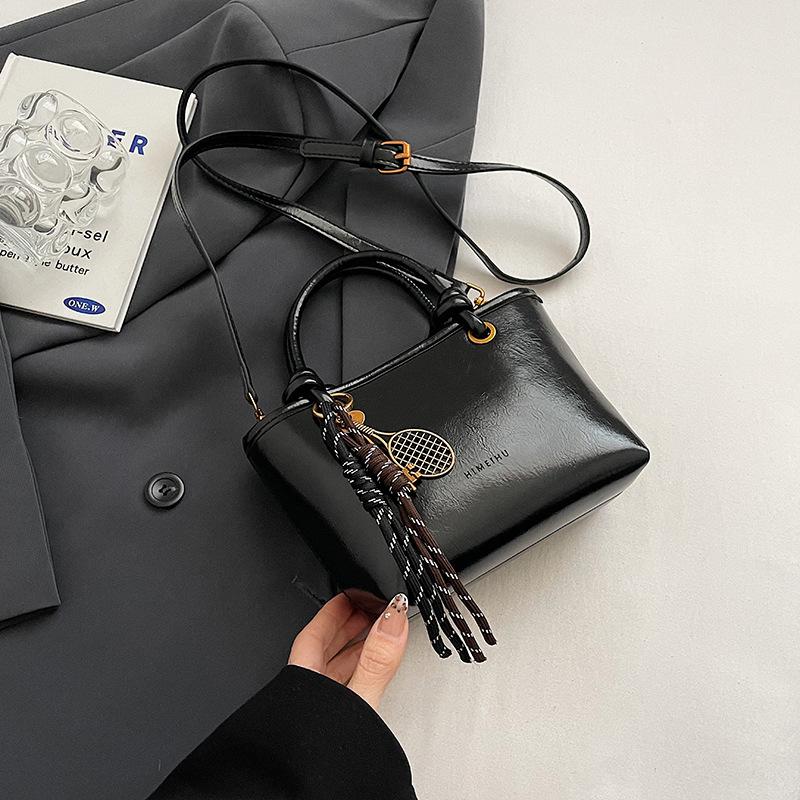 Simple and fashionable handbag 2025 winter new retro texture bucket bag solid color shoulder messenger bag