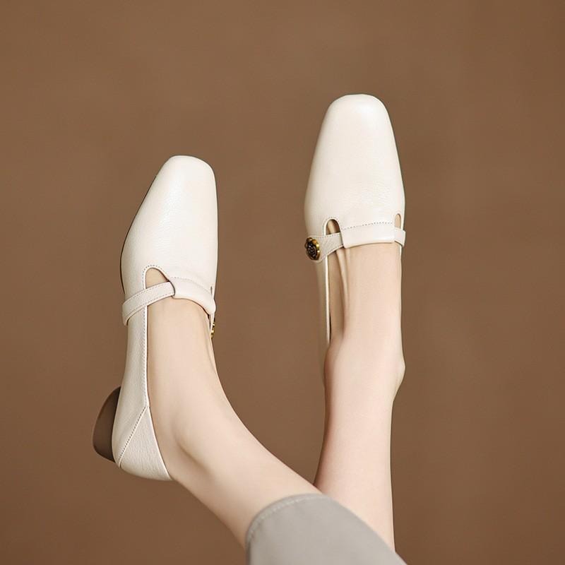 

Thick heel middle mouth single shoes female giant soft camellia one foot square head not tired feet 40