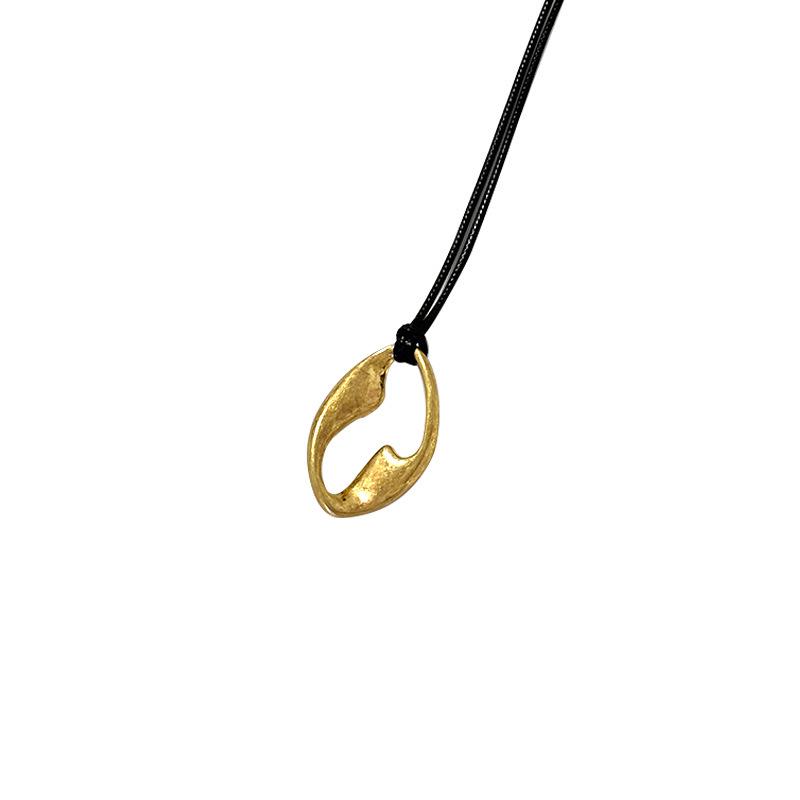 Retro Alloy Pendant Necklace with O-Shaped Chain