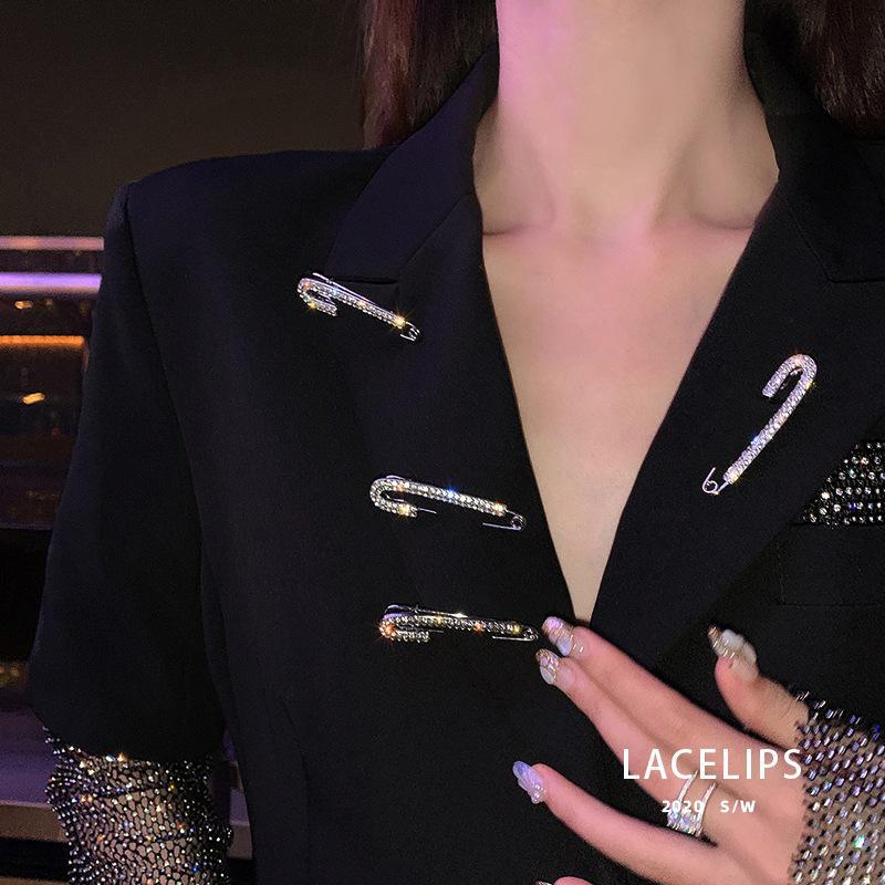 Elegant Sweater Cardigan with High-End Brooch Pin Accessory
