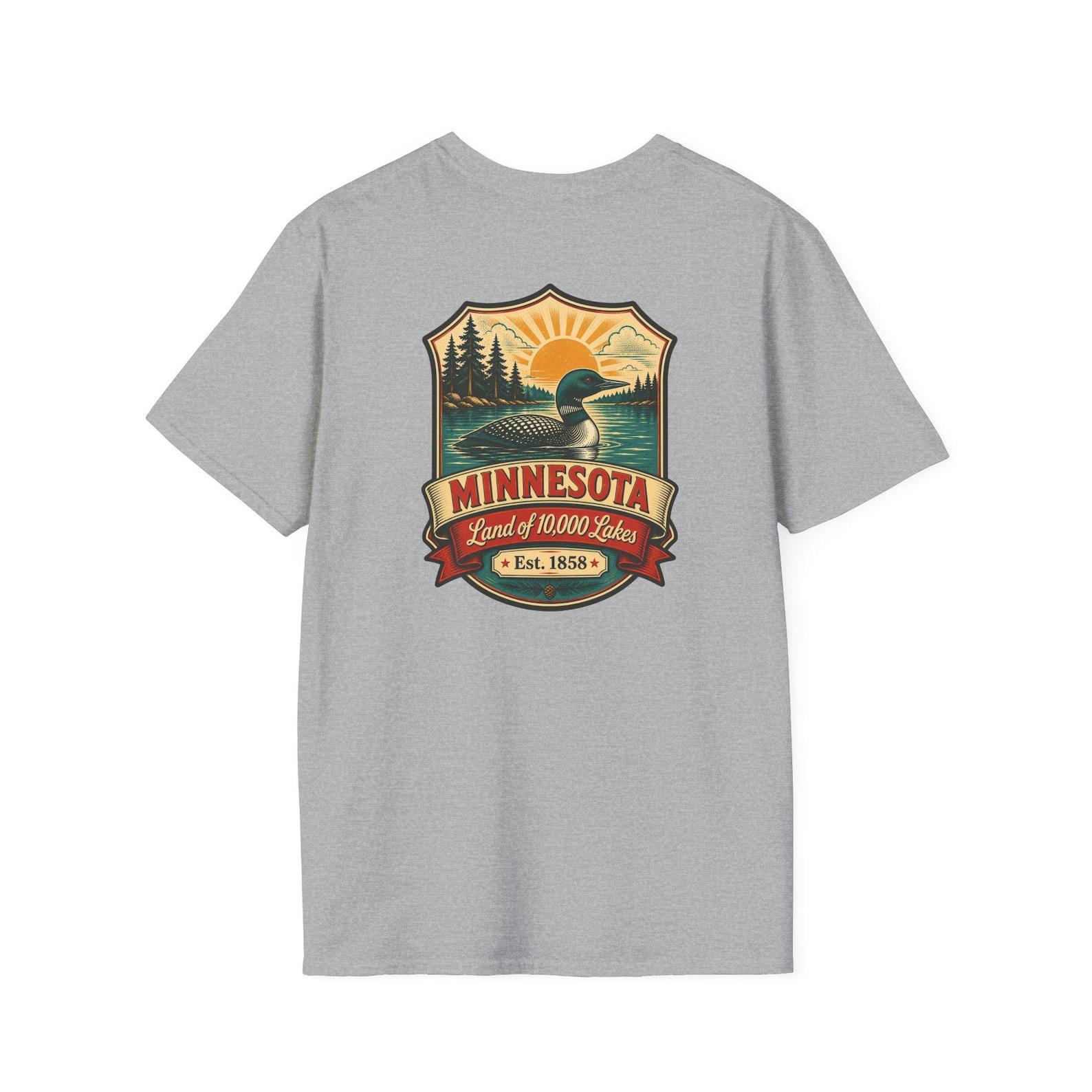 Minnesota Retro Travel Badge T-Shirt | Vintage Mid-Century North Woods Lake Tee | MN Land of 10,000 Lakes Souvenir Road Trip Gift L