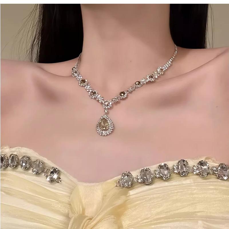 Palace style diamond flower earrings necklace jewelry suit sense of designniche style jewelry