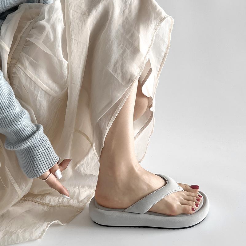Fashion and lightweight black thick-soled heightening flip-flops women's summer wear high-end cool slippers