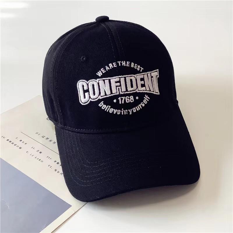 Frühling Neuer Stil Baseballkappe mit großer Buchstabenstickerei für Damen Retro Lässig Street Paar Zeigen ihre Gesichter Kleine Baseballkappe Trend