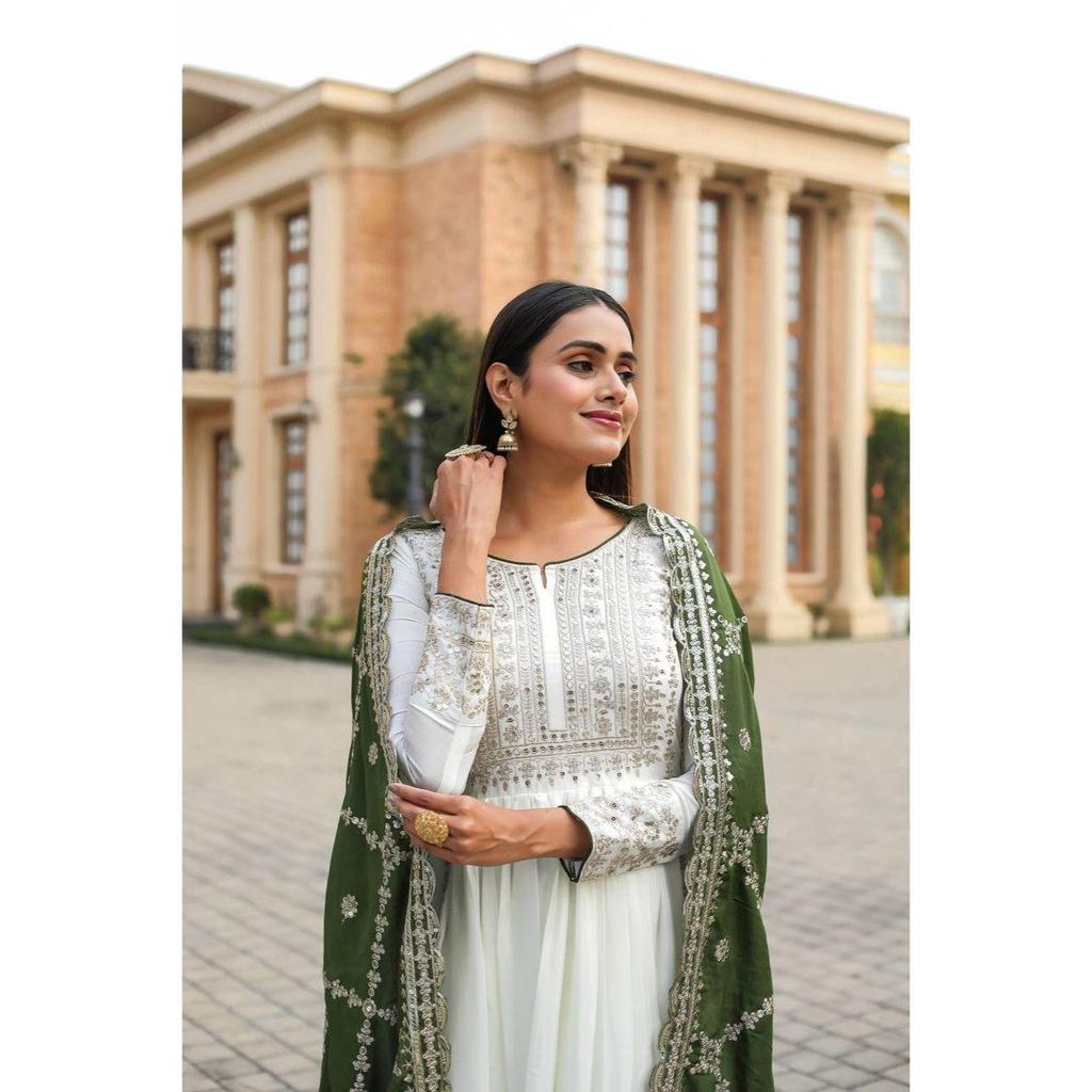 *Uvádíme nový vzhled oblečení na párty Pur Chinon Silk Fancy Anarkali šaty, Dupatta & Bottom Set*