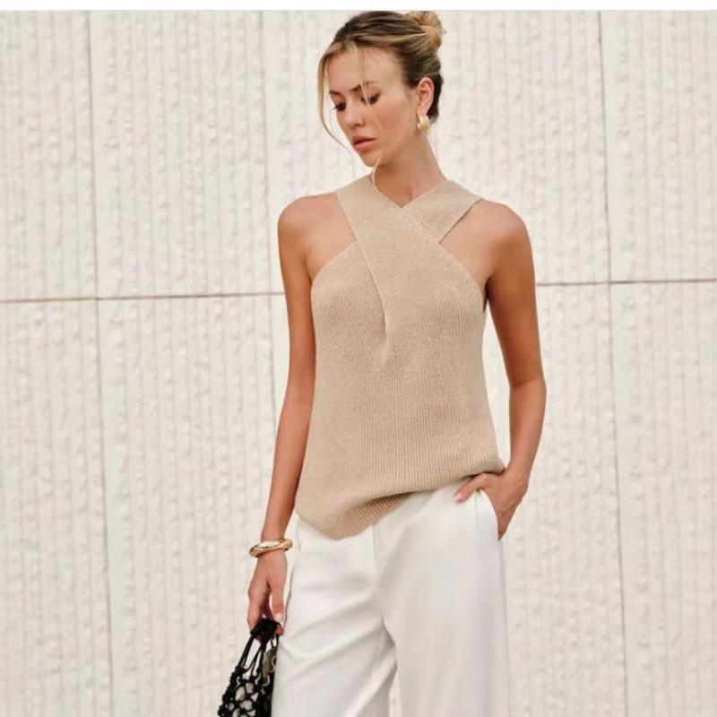The New Women's Wear Is Elegant and Stylis Featuring A Sleevelessdrawstring Knitted Sweater and A Vest