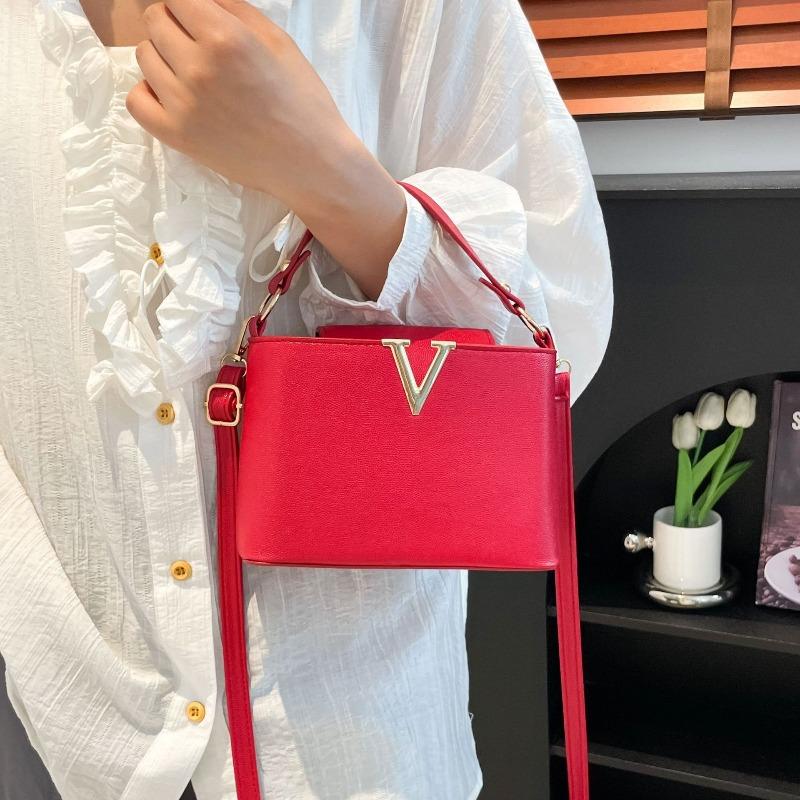 

Light luxury bag women s new V-shaped fashion atmosphere bucket bag large capacity commuting portable shoulder oblique