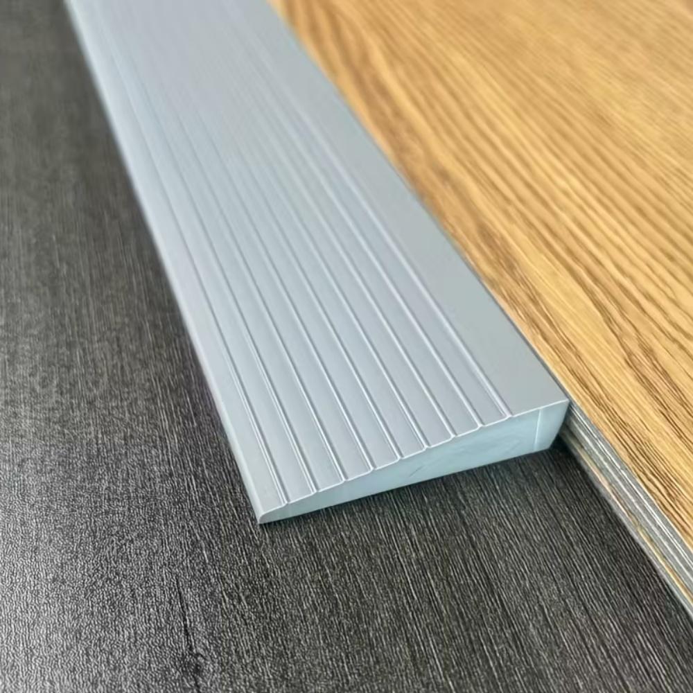 1 Stück 0,9 m x 5 cm Selbstklebende Rampenmatte Rutschfeste Türschwellenrampe Mehrzweck Einfache Montage Höhenunterschiedsreduzierer