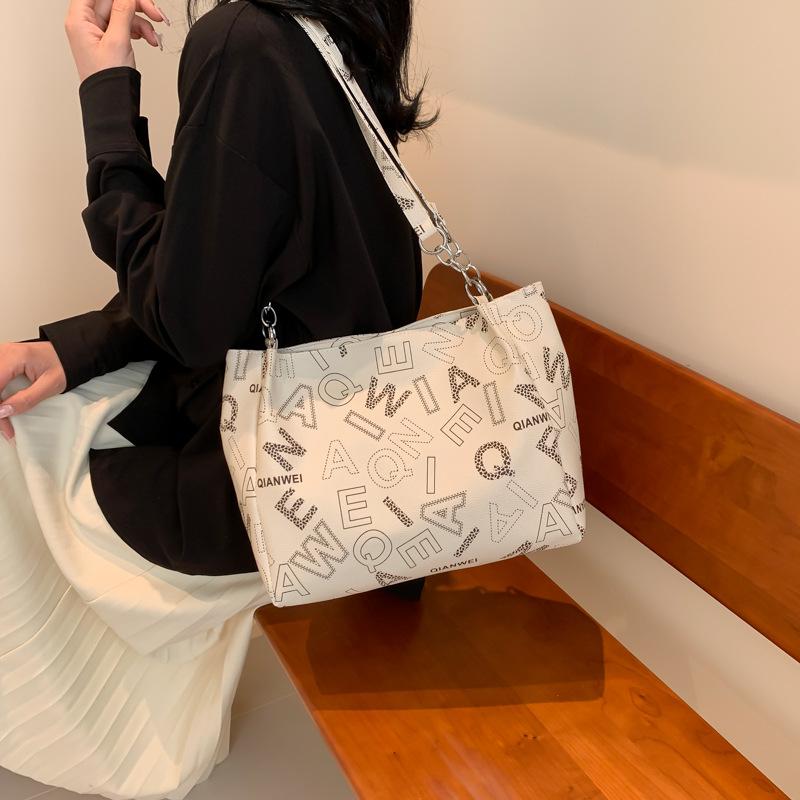 Retro Fashion Casual Bag for Women In Spring New Large Capacity Tote Bag Fashionable Commuter Handbag Shoulder Bag