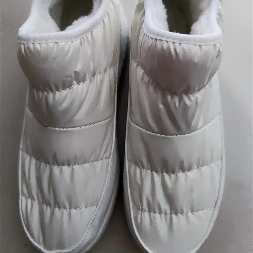 Autumn and Winter 2022 New Waterproof Thickened Warm Cotton Shoes Fashion Versatile Snow Boots Women's Short Tube Flat Bottom