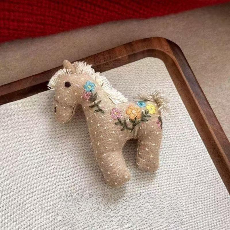 1 шт. Аксессуар для пальто и шарфа Год Зодиака Очаровательная Тканевая Брошь-Пони Для Женщин Булавка Нишевый Дизайн Брошь Булавка-Корсаж Булавка на Шею