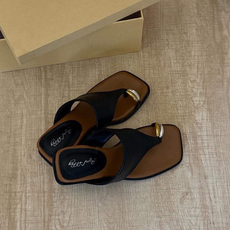 Korean slippers summer 2025 new round head cover toe fashion design sense niche flat sandals women