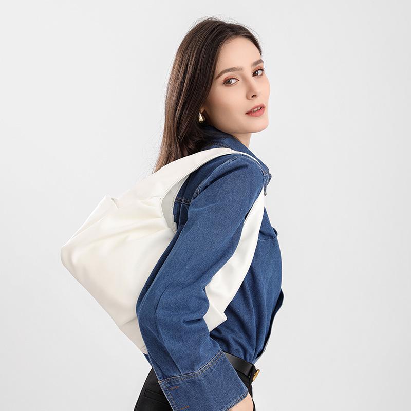 2025 new niche hand-held pleated texture cloud bag European and American fashion croissant bag large bag women's bag