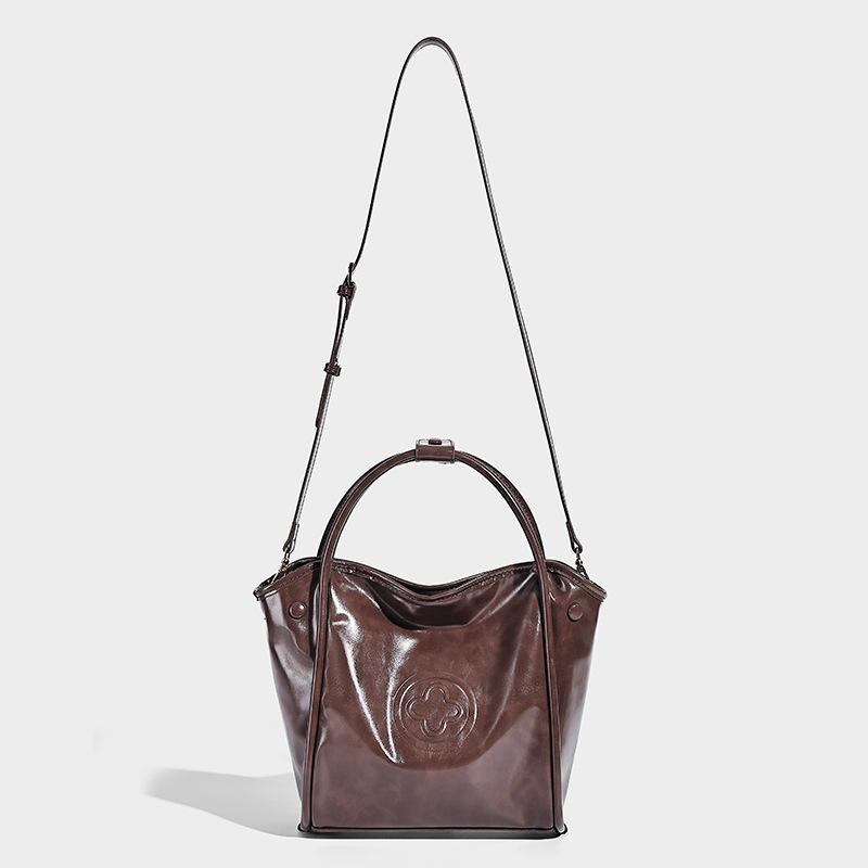 Unique design, high-end feel, single-shoulder underarm bag, large capacity, simple commuter tote bag, vintage texture handbag for women