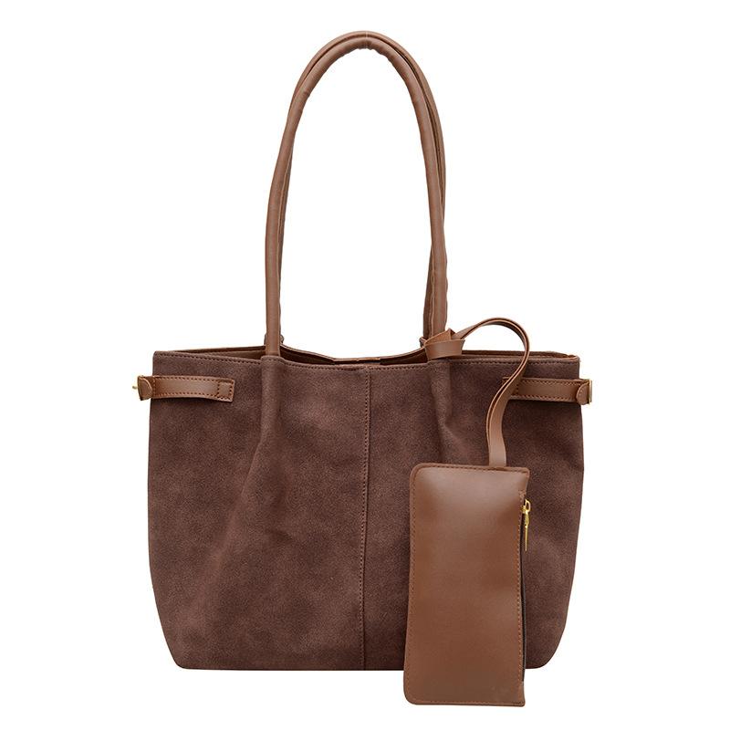 

Autumn and winter matte tote bag, largecapacity commuter bag, textured mother and child bag, fashionable and versatile single shoulder underarm bag. коричневий