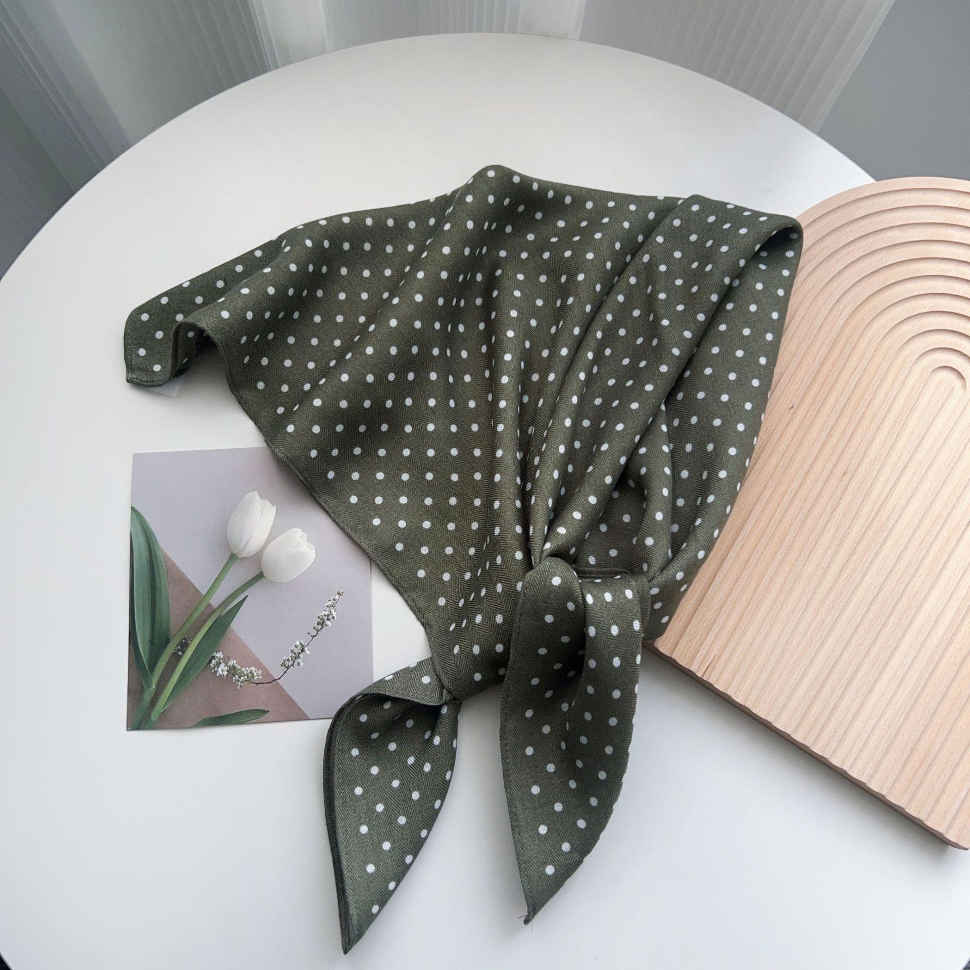 

2024 Новый модный универсальный шелковый шарф 68 см с принтом солнцезащитный декоративный маленький квадратный шарф бархатная текстура шарф 68*68cm