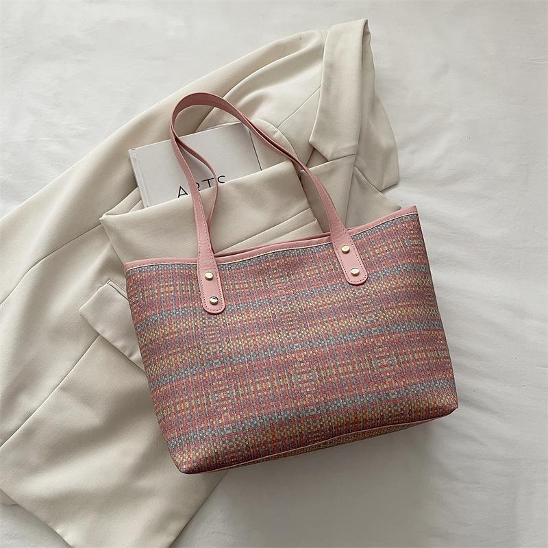 Fashionable and Stylish Color-matched Crossbody Bags Are Popular, Along with Tote Bag