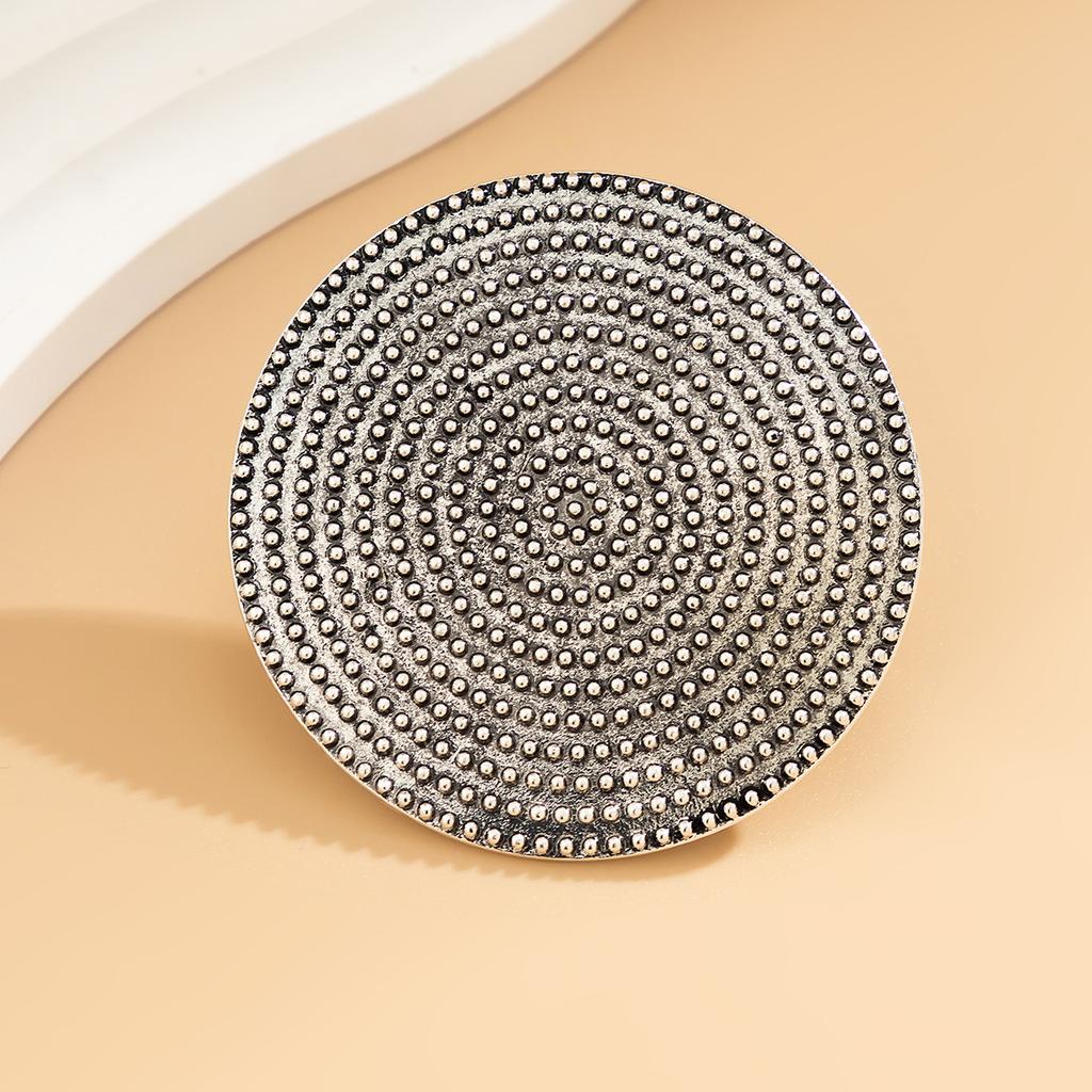 Accessories, Simple Metal Disc Collars, Exaggerated Threaded Pendants, Cold Wind Necklaces