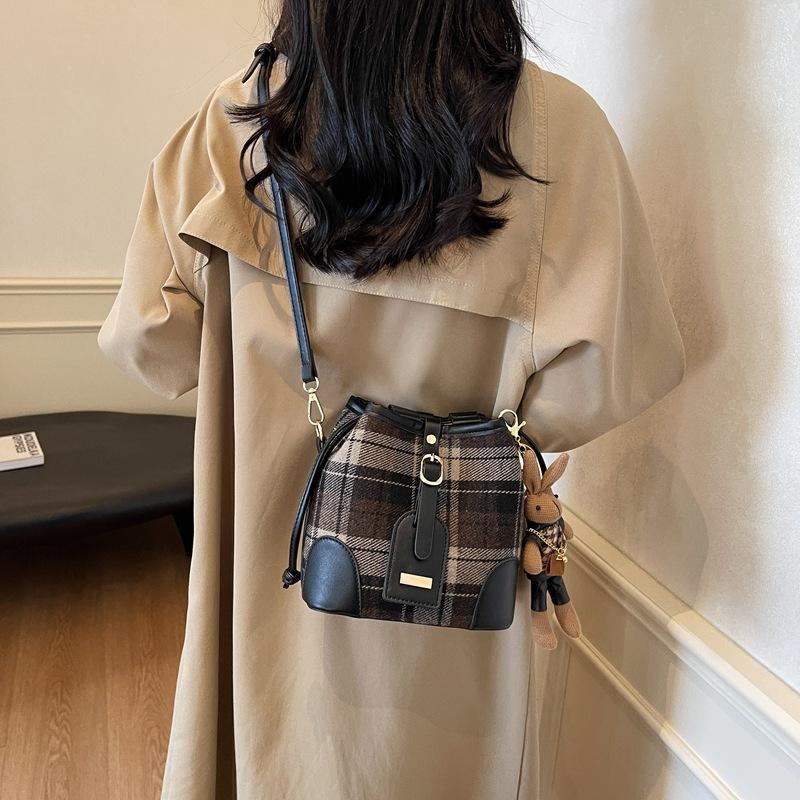 Premium Woolen Texture Small Bag 2025 Winter New Niche Trendy Versatile Shoulder Messenger Bag Popular Bucket Bag