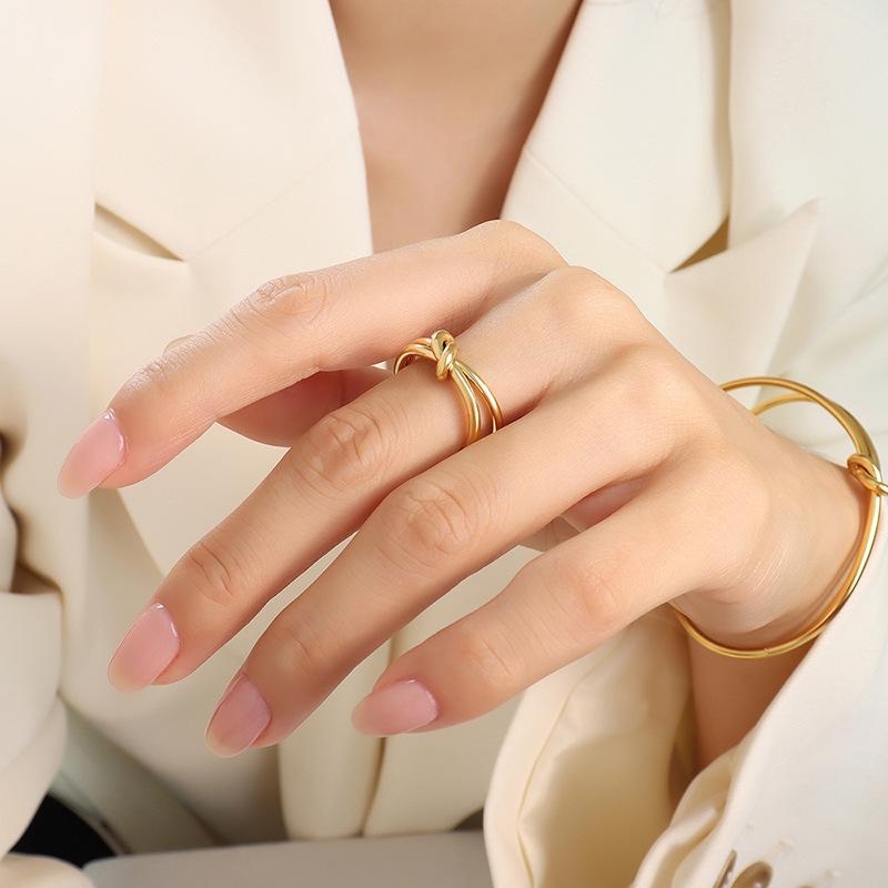 

Двухслойный браслет из титановой стали с закрученным узлом и открытым кольцом