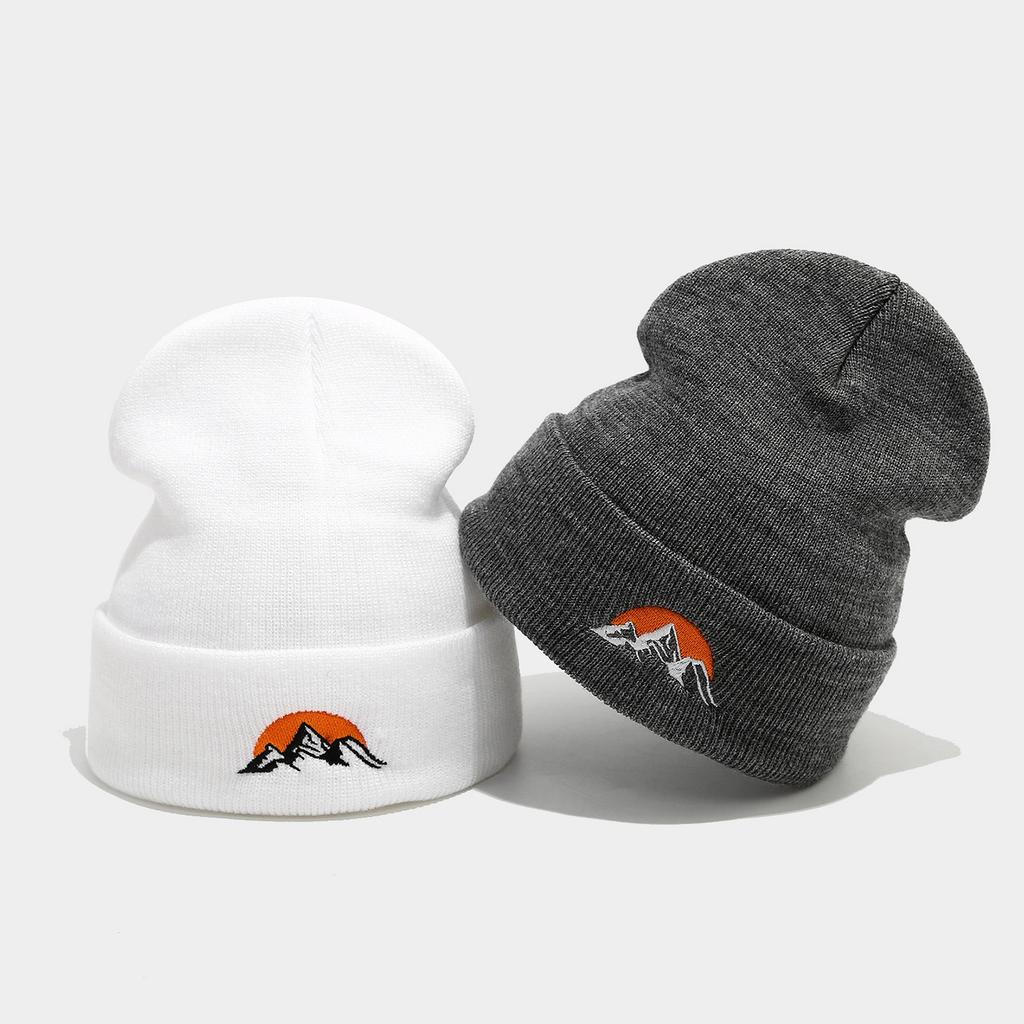 European and American mountain peaks, big sun embroidered wool hats, hot-selling men's and women's outdoor sports and leisure warm knitted hats