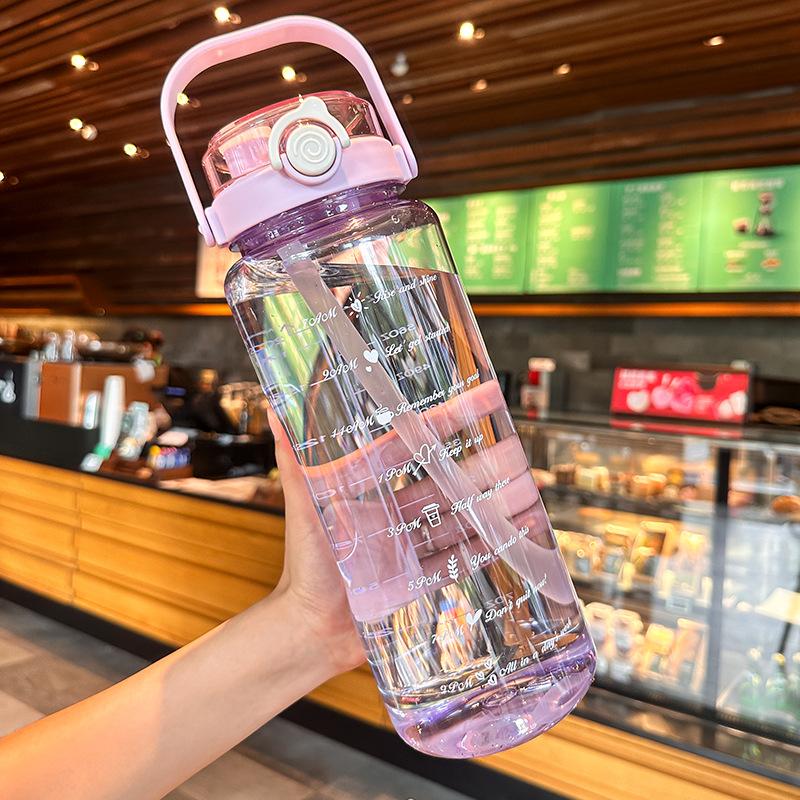 

Спортивный стакан для воды оснащен герметичной трубочкой и отметкой времени, подходит как мужчинам, так и женщинам для активного отдыха на открытом воздухе.