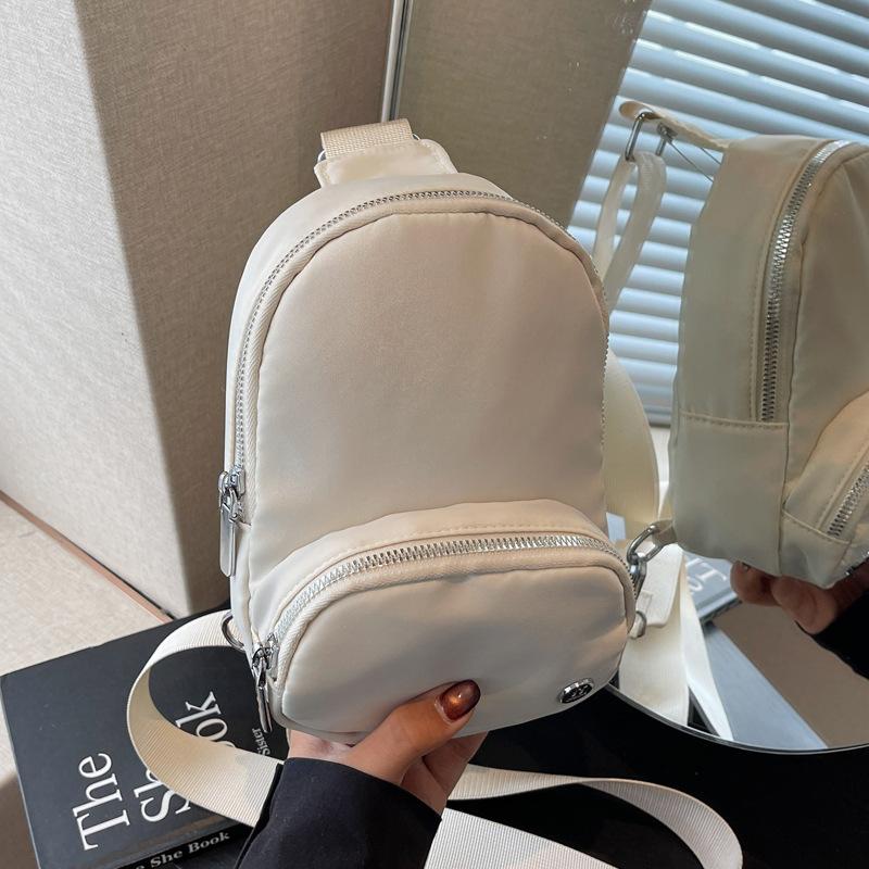 Leisure out mountaineering breast bag women's bag 2025 new niche design messenger bag men's and women's same travel canvas bag