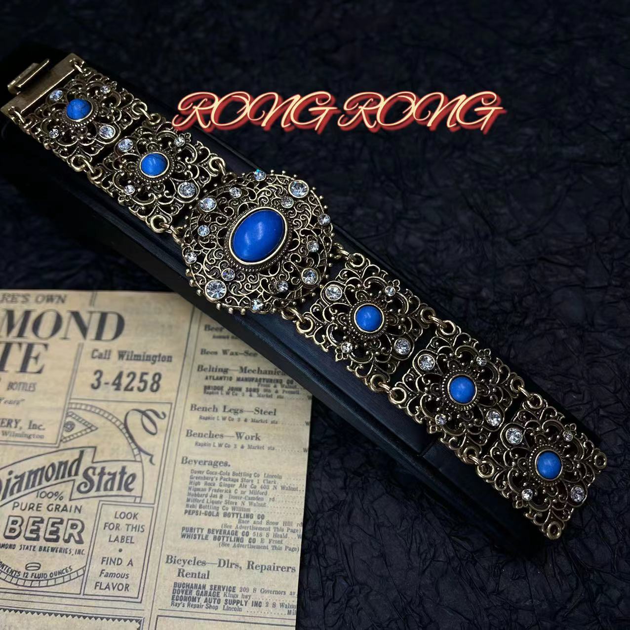 

Zhonggu Western Antique Heavy Industry Sapphire Inlaid Handcrafted Bracelet With Carving Hollow Out Design Used Palace Jewelry