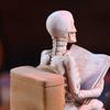 Skeleton Sitting on Toilet Figurine Resin Skull Reading Newspaper Statue Funny Gothic Bathroom Accessory for Halloween Home Bar Decor