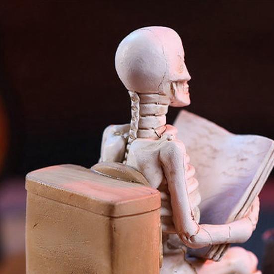 Skeleton Sitting on Toilet Figurine Resin Skull Reading Newspaper Statue Funny Gothic Bathroom Accessory for Halloween Home Bar Decor