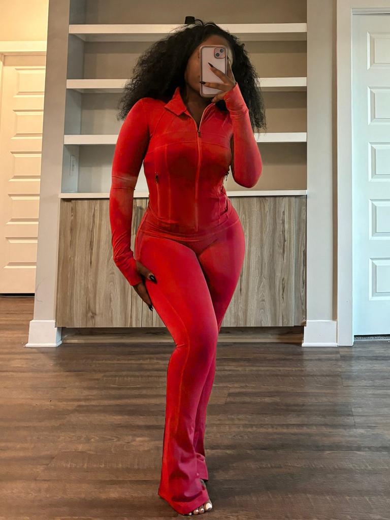 Weißer langärmeliger Jumpsuit mit Reißverschluss und ausgestelltem Bein