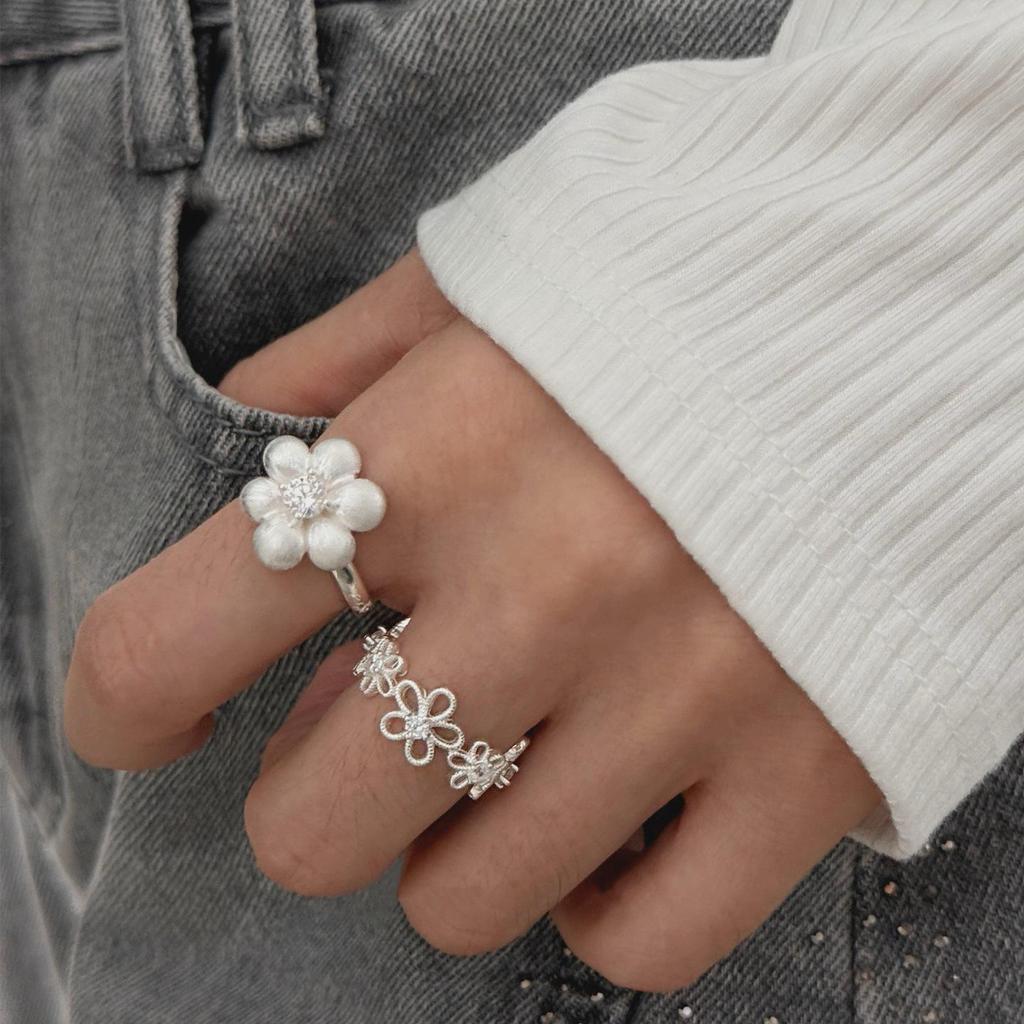 Exquisite Adjustable Hollow Flower Ring - Women's Versatile Sweet Ins Style Design, Perfect for Stacking and Styling on Any Finger.