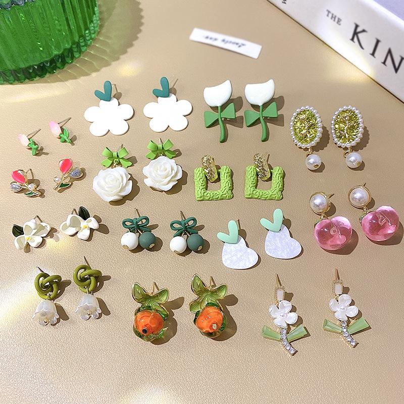 Spring and Summer Light and Fresh Flower-shaped Earrings for Women, Small and Exclusive, with A Sophisticated and Elegant Feel. Ear Ornaments.
