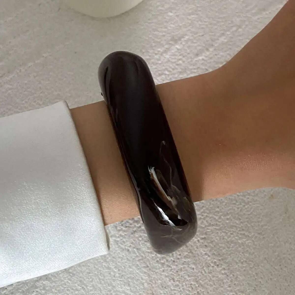 

SHIXIN Vintage Large Acrylic Resin Thick Bangle Bracelet for Women Exaggerated Irregular Wide Bangle Punk Jewelry Accessories темно-коричневого