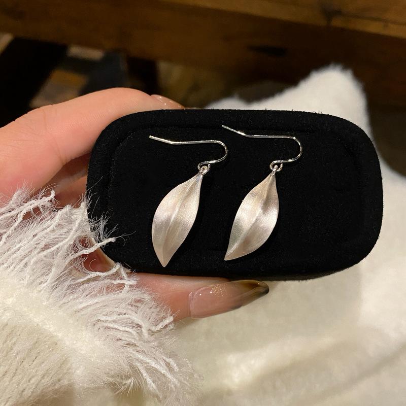 

Cold wind brushed geometric pendant ear hook personality simple fashion temperament earrings light luxury high-end earrings