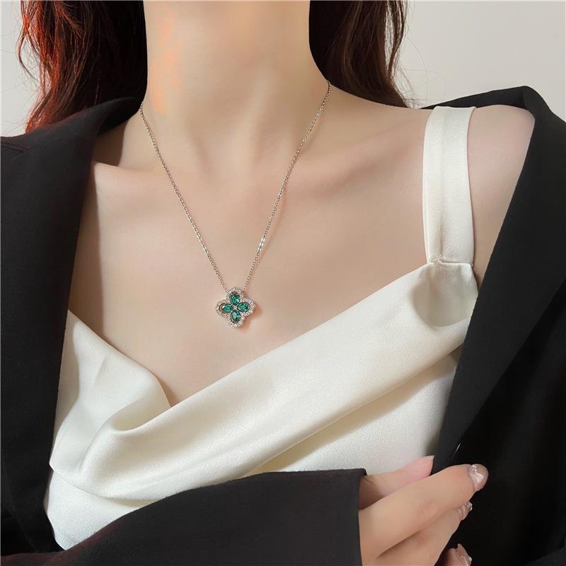 Exquisite Lucky Green Four Leaf Flower Pendant Necklace for Women Girls Clavicle Necklace for Valentines Day