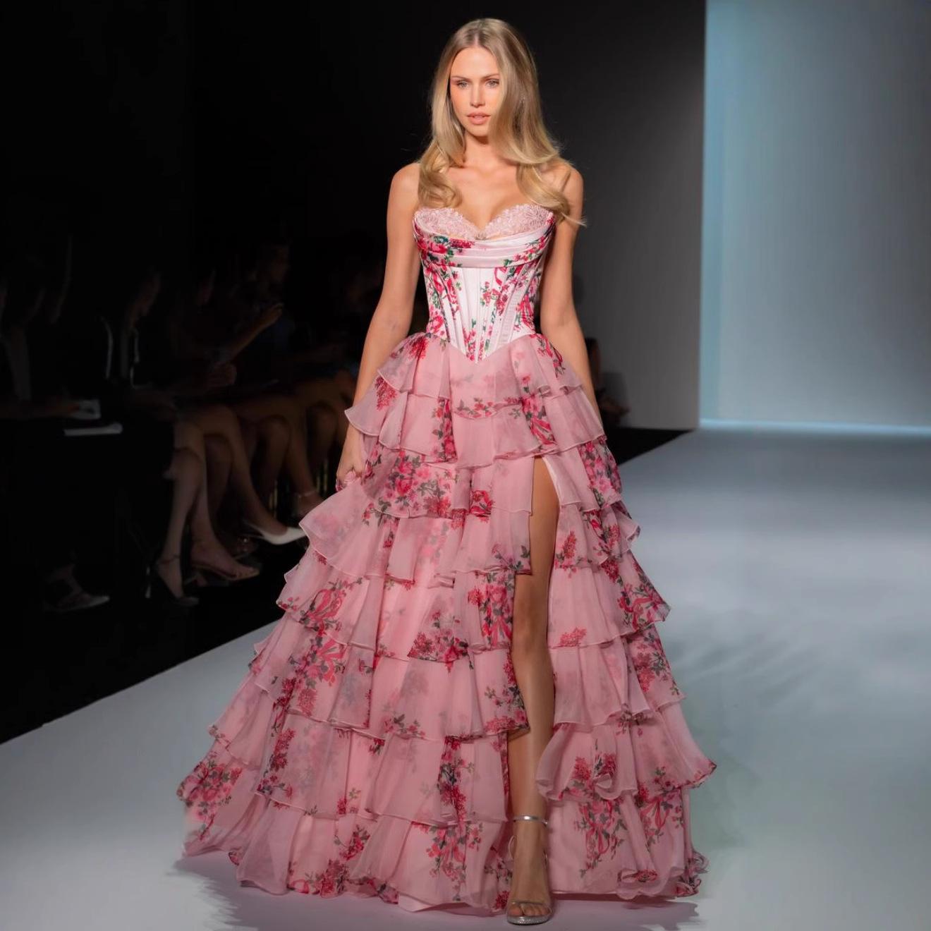 Женское strapless (без бретелей) платье-корсет макси с принтом, многоярусной оборкой и высоким разрезом XS