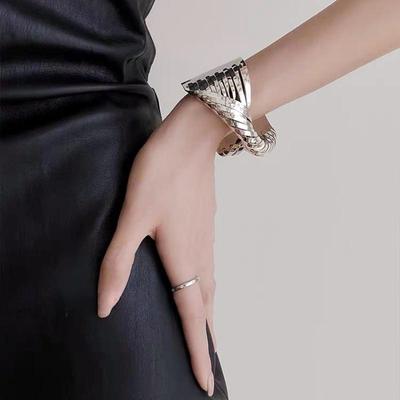 Cross Surround Unregelmäßige Öffnung Glatte Oberfläche Armreif Retro Hoher Sinn Einzigartiger Twist Armreif Armring