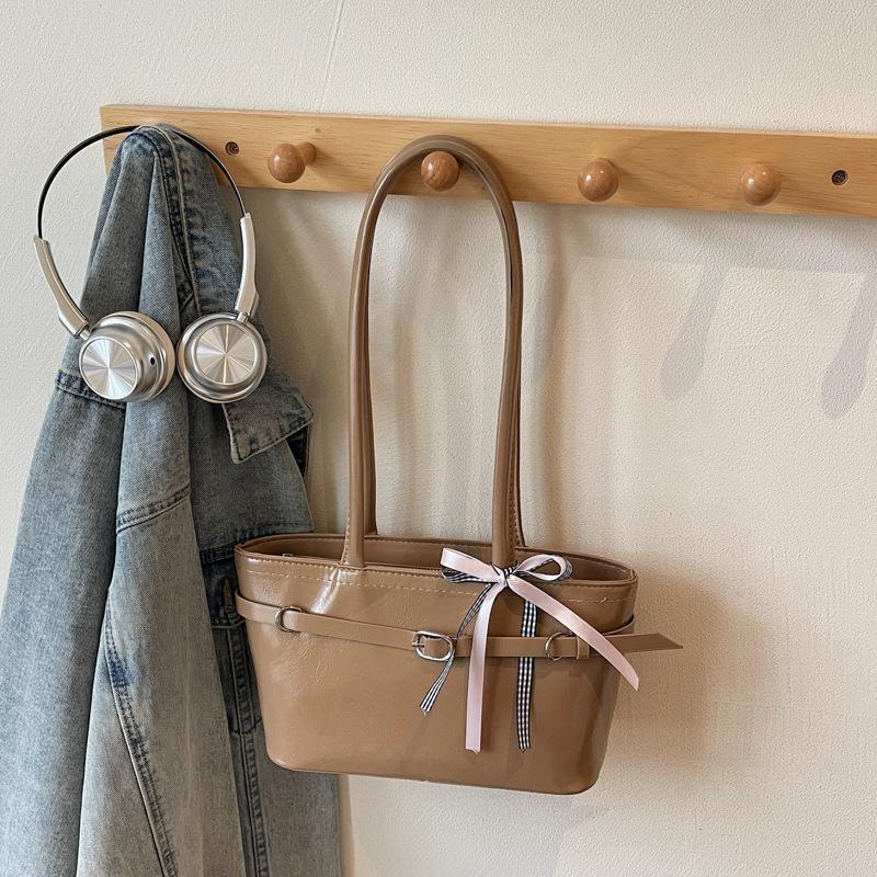 

Premium sense niche underarm bag 2025 autumn and winter new fashion shoulder bag women s niche versatile commuter tote bag хаки