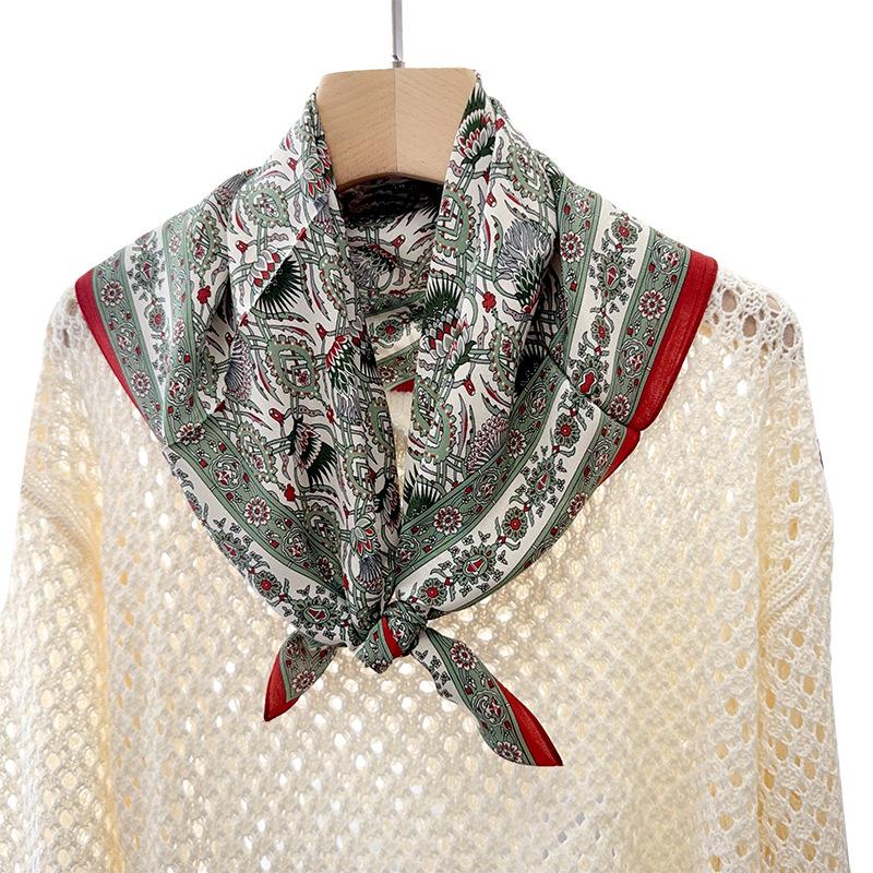 The new silk double crepe is well matched for daily commuting, silk printing, classic atmospheric silk scarf, square scarf.