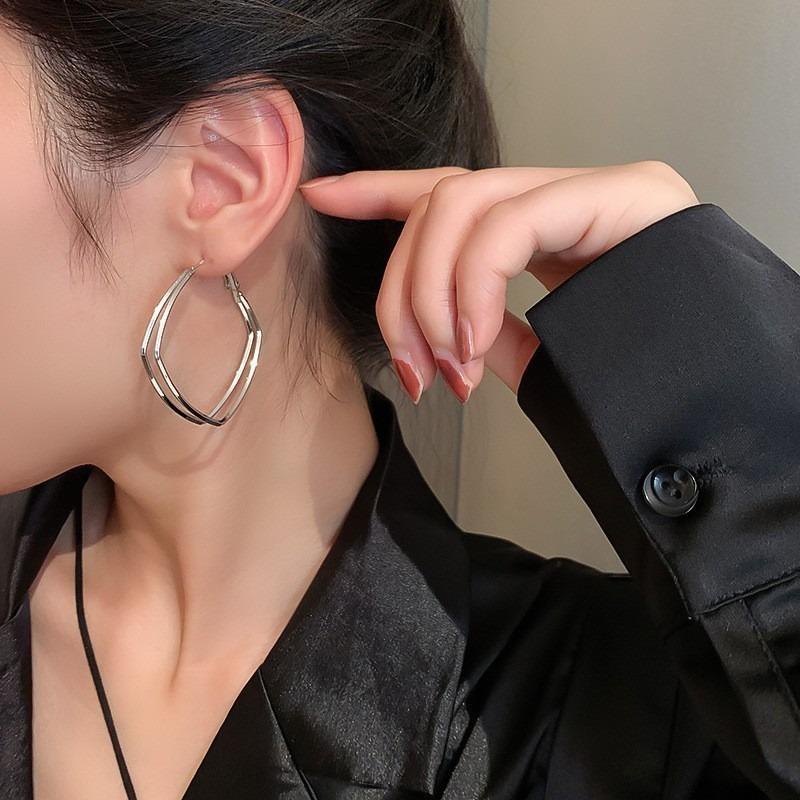 Silver Needle Diamond-set Geometric Circle Earrings Temperament Light Luxury High-end Earrings Personalized Design Cold Wind Earrings Wholesale